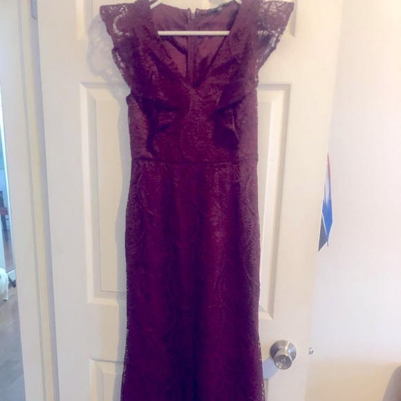 “Stunning Burgundy Prom Dress – Effortless Elegance” - Picture 5 of 7